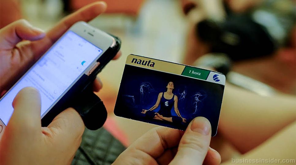 La mayoría de usuarios acceden a internet desde los puntos wifi de ETECSA.