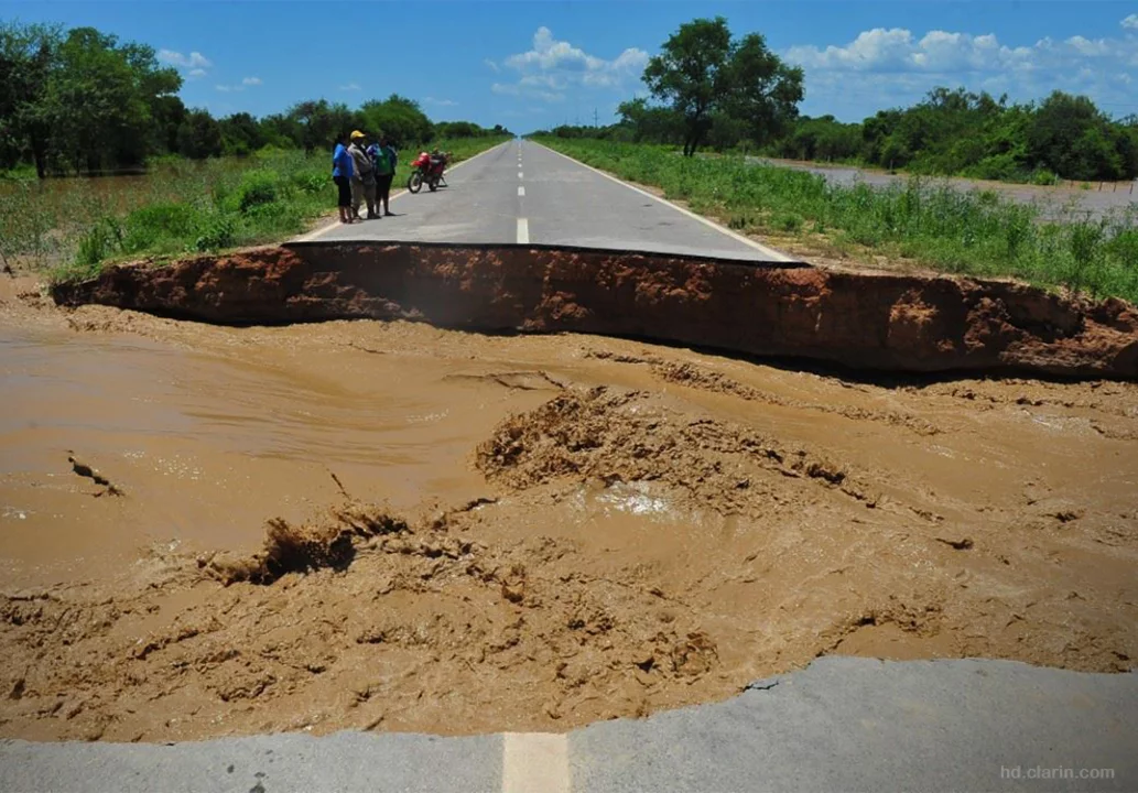 Por la crecida, la ruta 54, a la altura del kilómetro 110, se quebró.