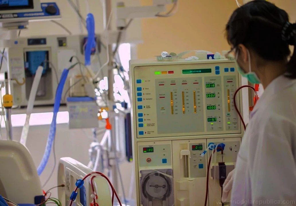 La diálisis es considerada una terapia renal sustitutiva, que suple la función de los riñones cuando trabajan menos del 15% de lo normal.