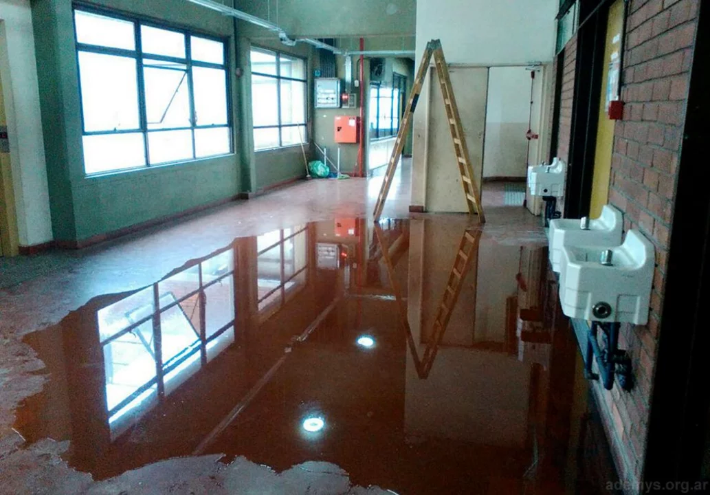 En la Escuela "Jorge Donn" debían realizar la impermeabilización de cubiertas en distintas áreas.