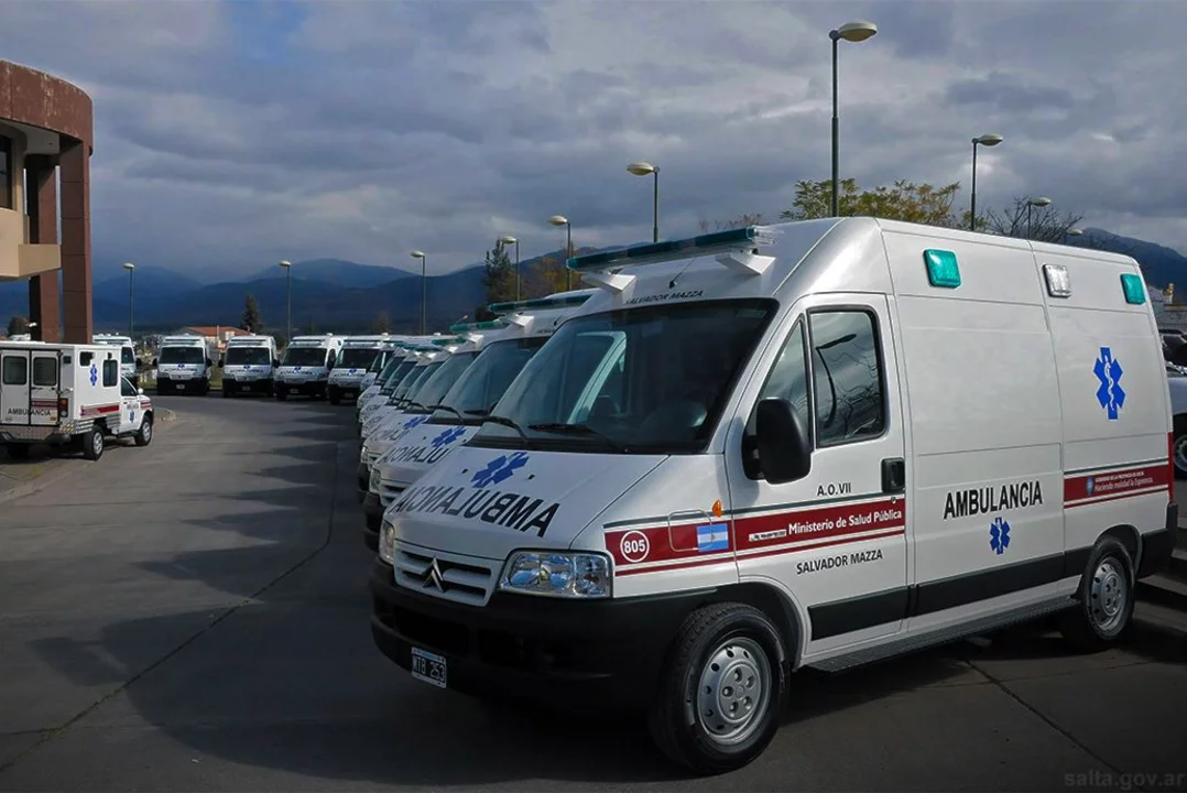 Pese a que el Gobierno provincial sumó ambulancias, en el Juan Solá sólo funciona una de las tres que hay.