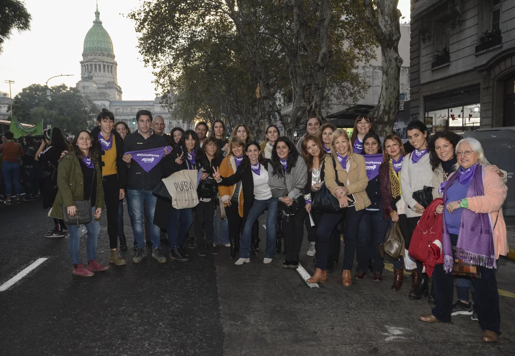 Las mujeres de APOC juntas en Ni Una Menos