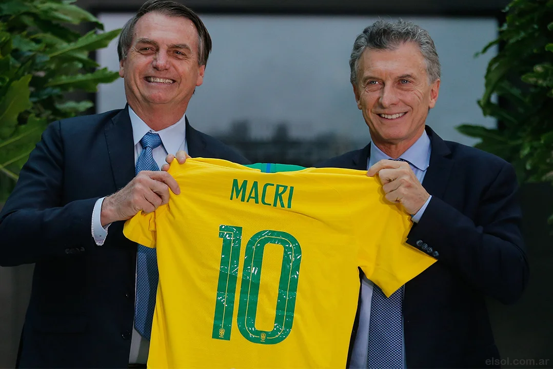 En 2019, Jair Bolsonaro le regaló a Mauricio Macri una camiseta y una gorra de la selección brasilera.