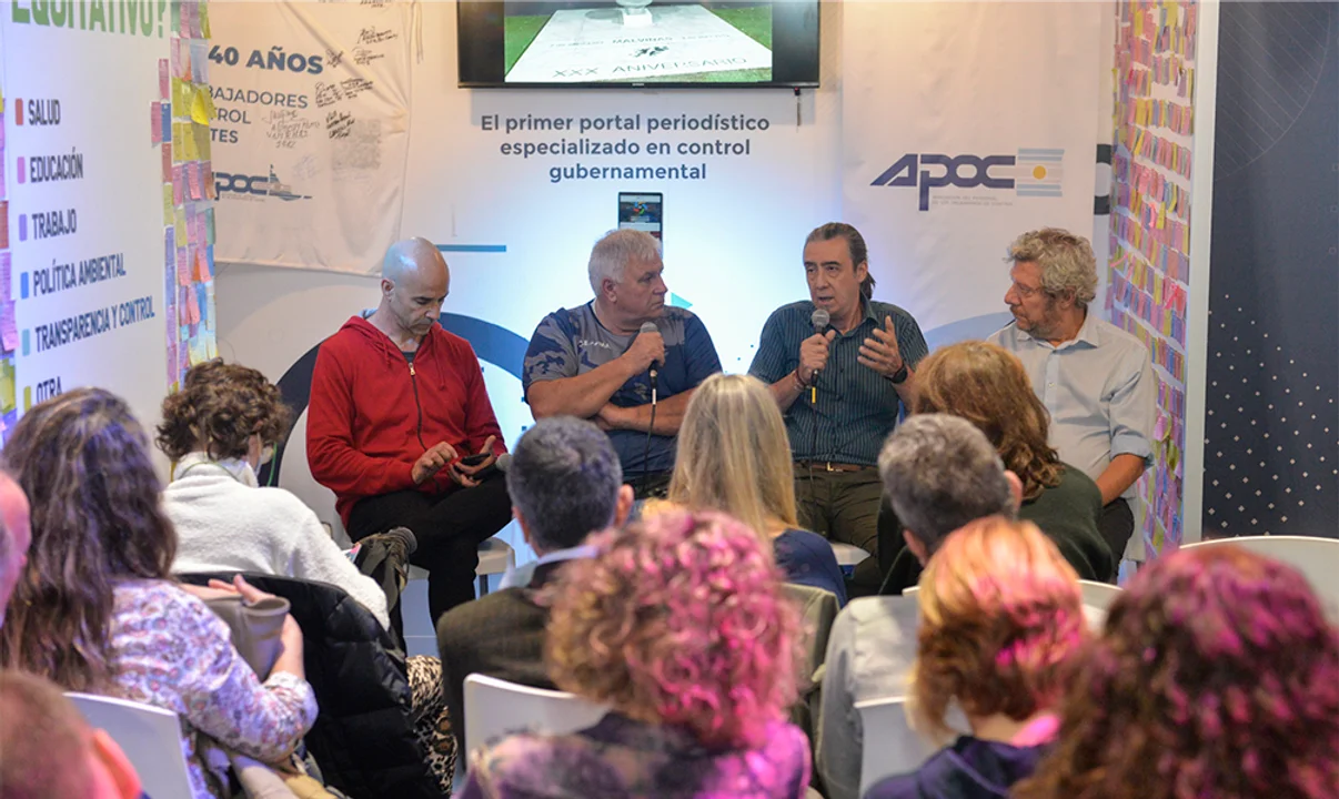 La charla brindada por los excombatientes en el stand de APOC.