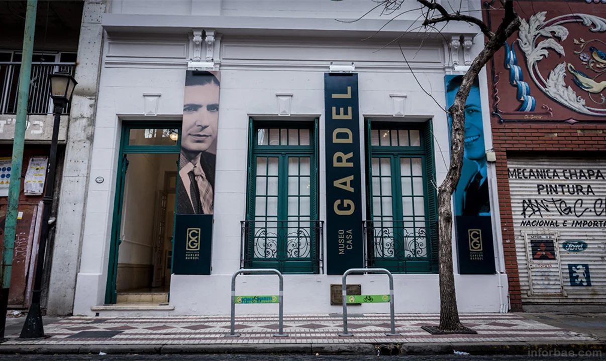 Escalones sin salvar en el Museo Carlos Gardel dificultan el acceso de personas con movilidad reducida.