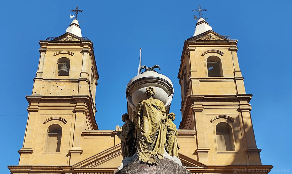 Mausoleo donde descansan los restos de Manuel Belgrano, en la entrada de la iglesia "Nuestra Señora del Rosario".