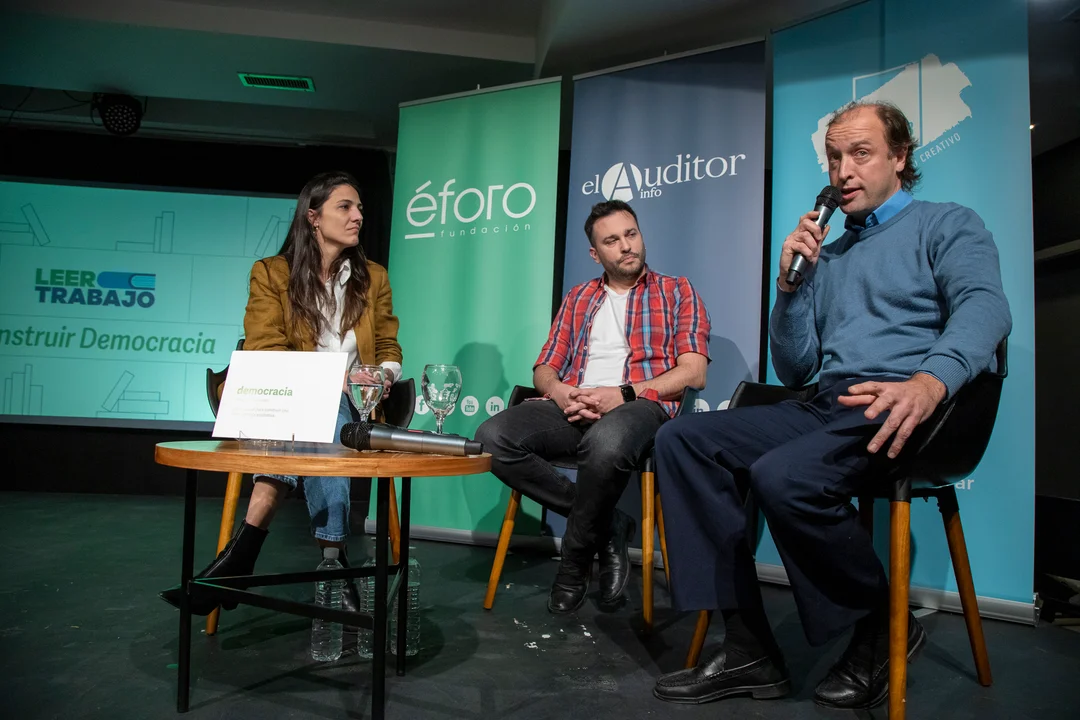 Lucia Genovesi, jefa de redacción de El Auditor.info; Martín Sánchez; y Julián Scabbiolo.