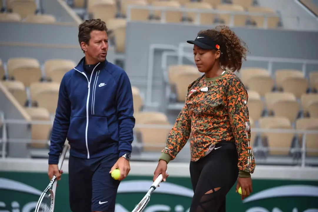 Naomi Osaka deja sin coach a Qinwen Zheng