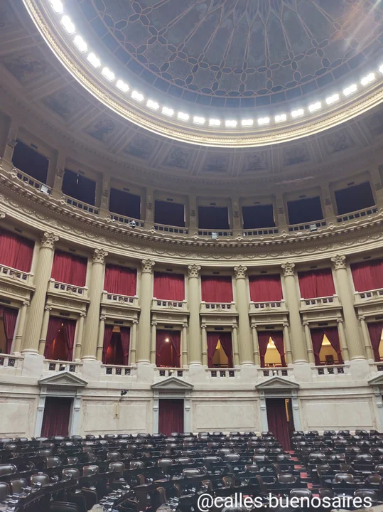 La Cámara de Diputados se caracteriza por su excelente acústica, dado que las sesiones se realizaban sin micrófonos hasta la implementación de la tecnología.