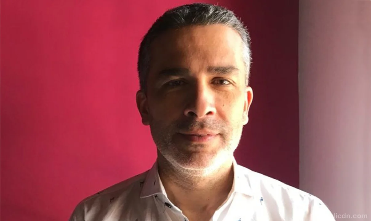 Diego Pando tiene una amplia trayectoria como politólogo. Es máster en administración y políticas públicas por la Universidad de San Andrés y tiene un doctorado en Ciencias Políticas por la Universidad Complutense de Madrid.