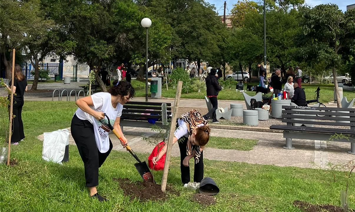 Vecinos en la plantación participativa de nativas en el Parque Quinquela.