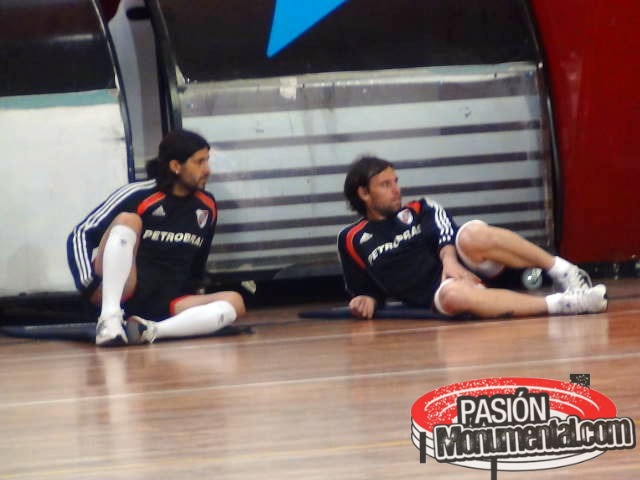 River se entrenó bajo techo