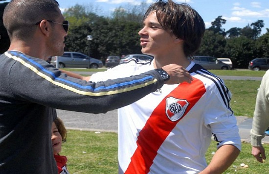 Un goleador con el cuchillo entre los dientes