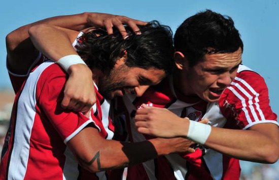 River goleó y volvió a la punta