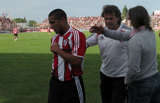 Maidana salió con un fuerte dolor