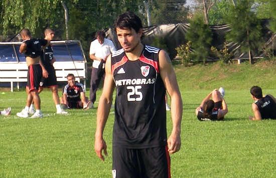 Vella: “El grupo está a muerte con Almeyda”