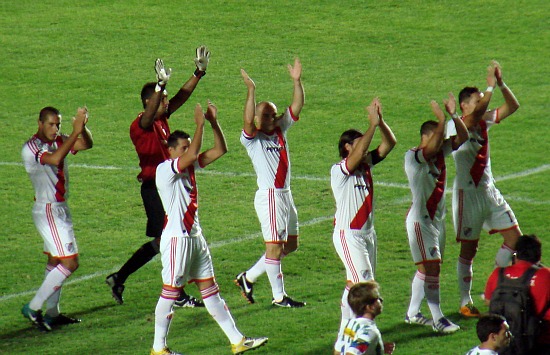 Una goleada para volver a la punta