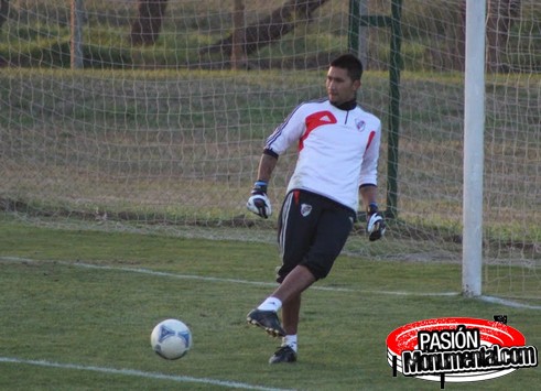 Vega atajó en la victoria de los suplentes