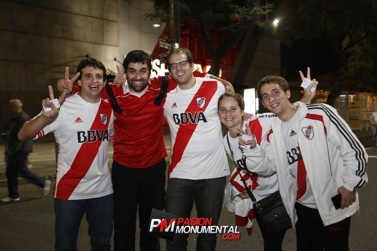 Los hinchas en el Monumental