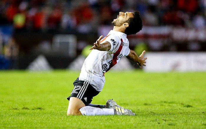 Mete goles y presión