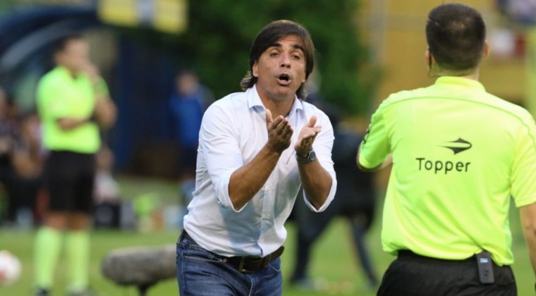 El técnico de Banfield opinó sobre jugar en el River Camp