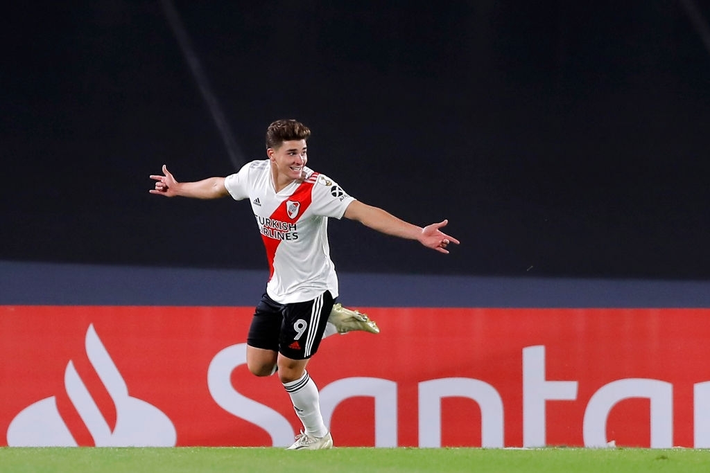 ¡Está en todo! El gesto de Gallardo en la jugada del gol de Álvarez