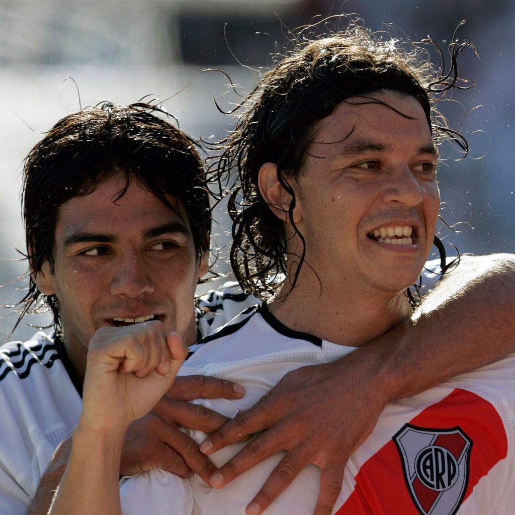 ¡Vuelve a usar una banda roja! El nuevo equipo de Radamel Falcao