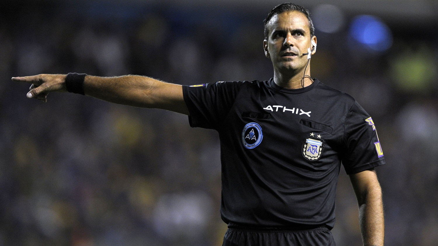 Argentinian referee Ariel Penel gestures during the Argentina First Division football match between Boca Juniors and Talleres at La Bombonera stadium, in Buenos Aires, on March 19, 2017. / AFP PHOTO / ALEJANDRO PAGNI