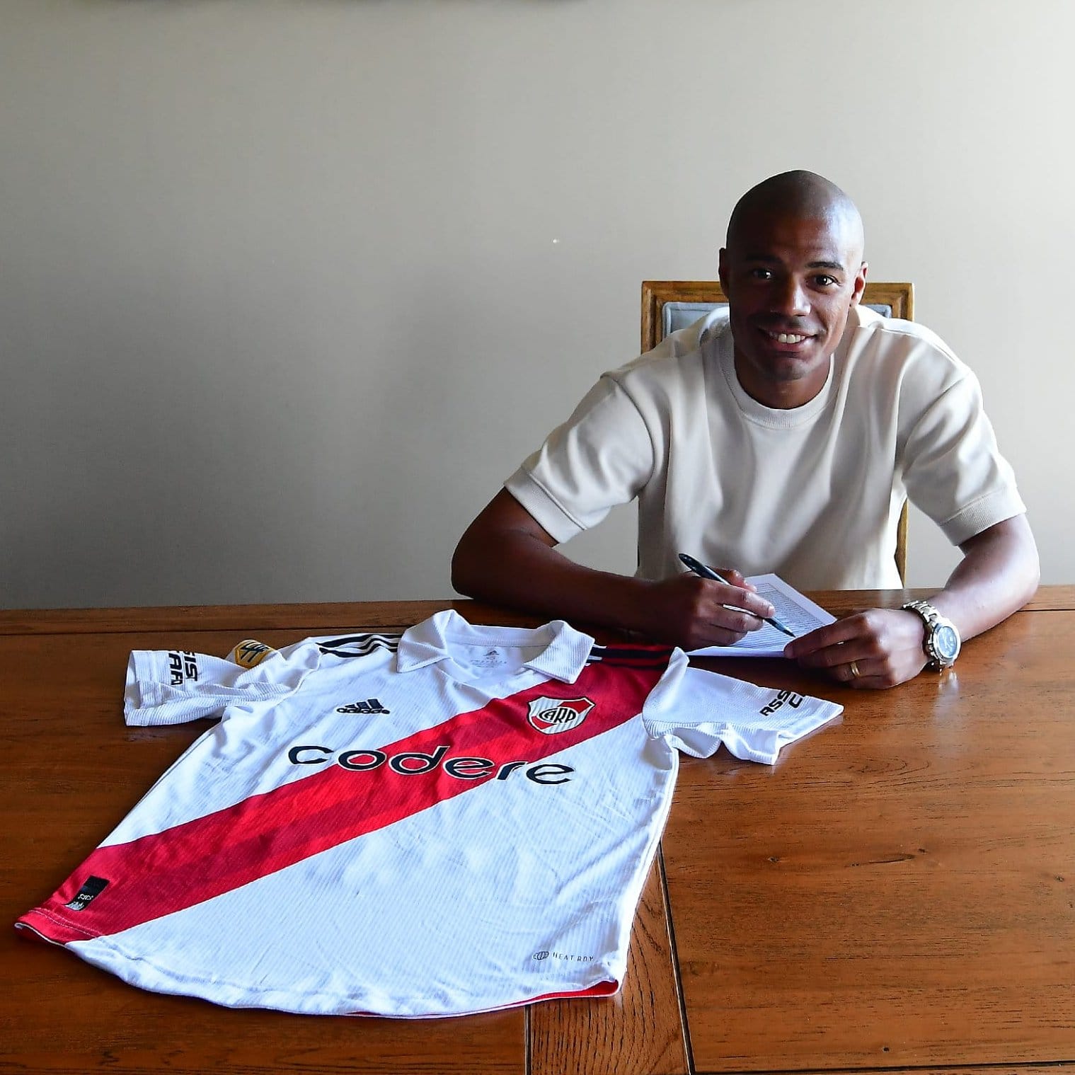 ¡Y puso la firma nomás! Nicolás De La Cruz renovó su contrato con River