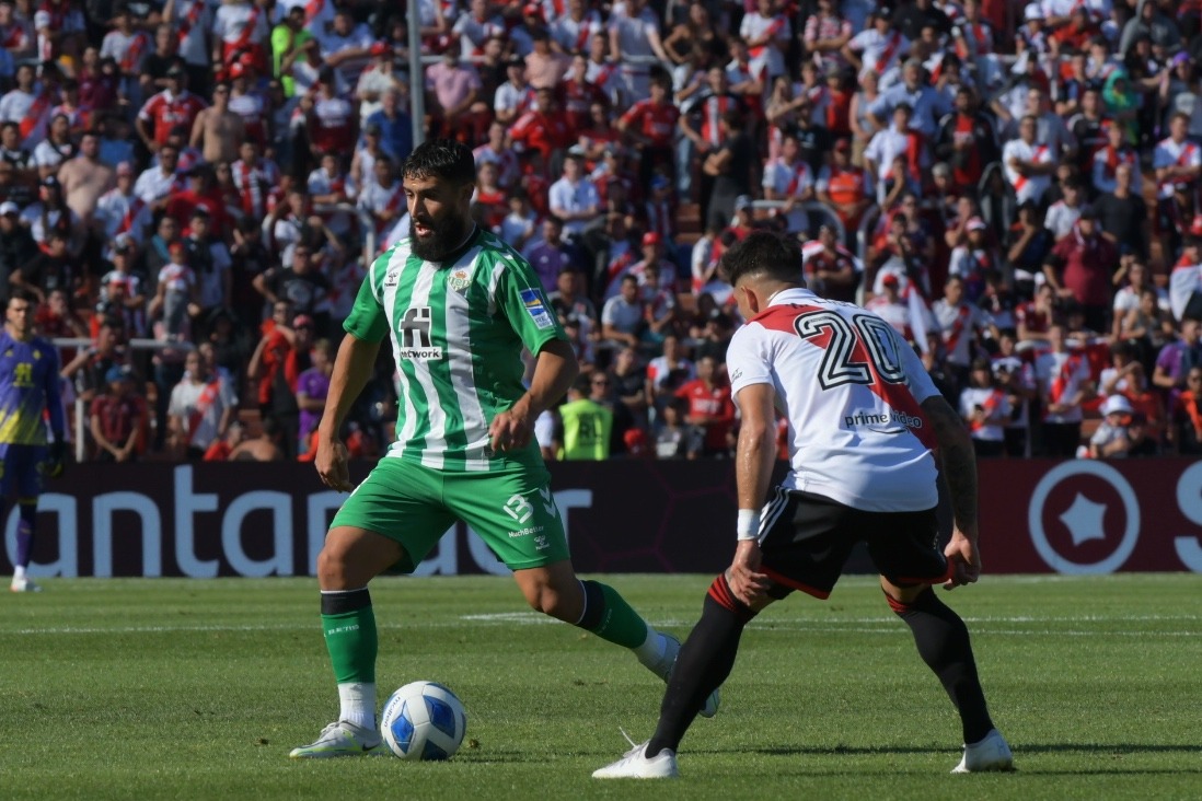 Goleada ante Betis: Los títulos de los portales españoles y la foto de Germán Pezzella