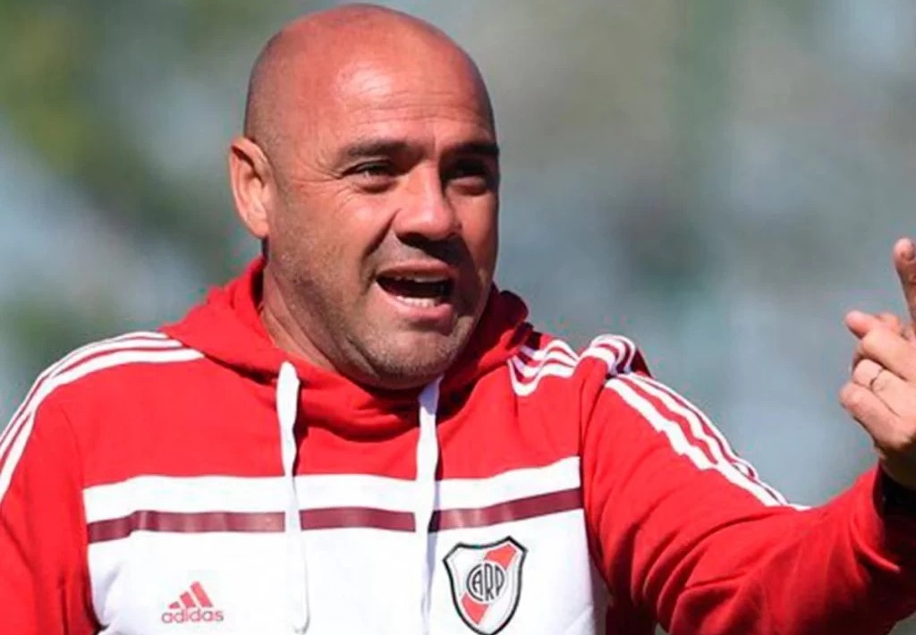 Facundo "Luigi" Villalba, ex DT de la Reserva de River, analizó la nueva posición de Simón y le tiró flores a Colidio