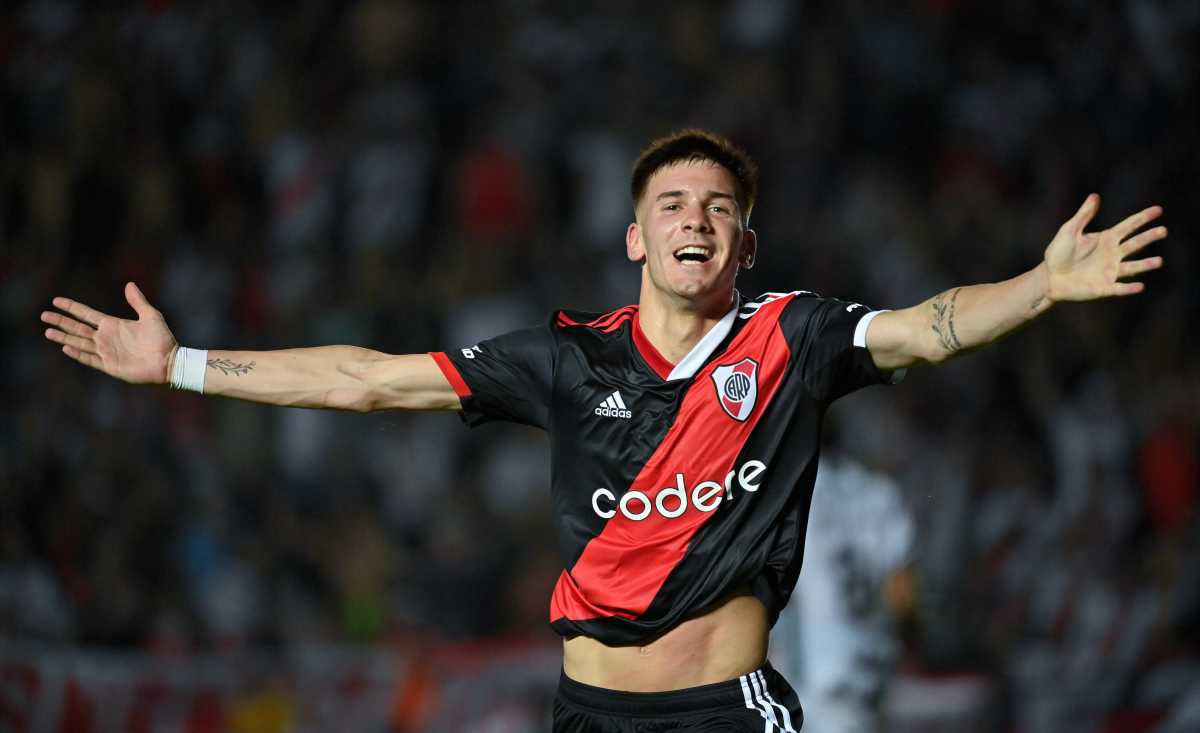 ¿En dónde jugaba Mastantuono hace un año atrás?