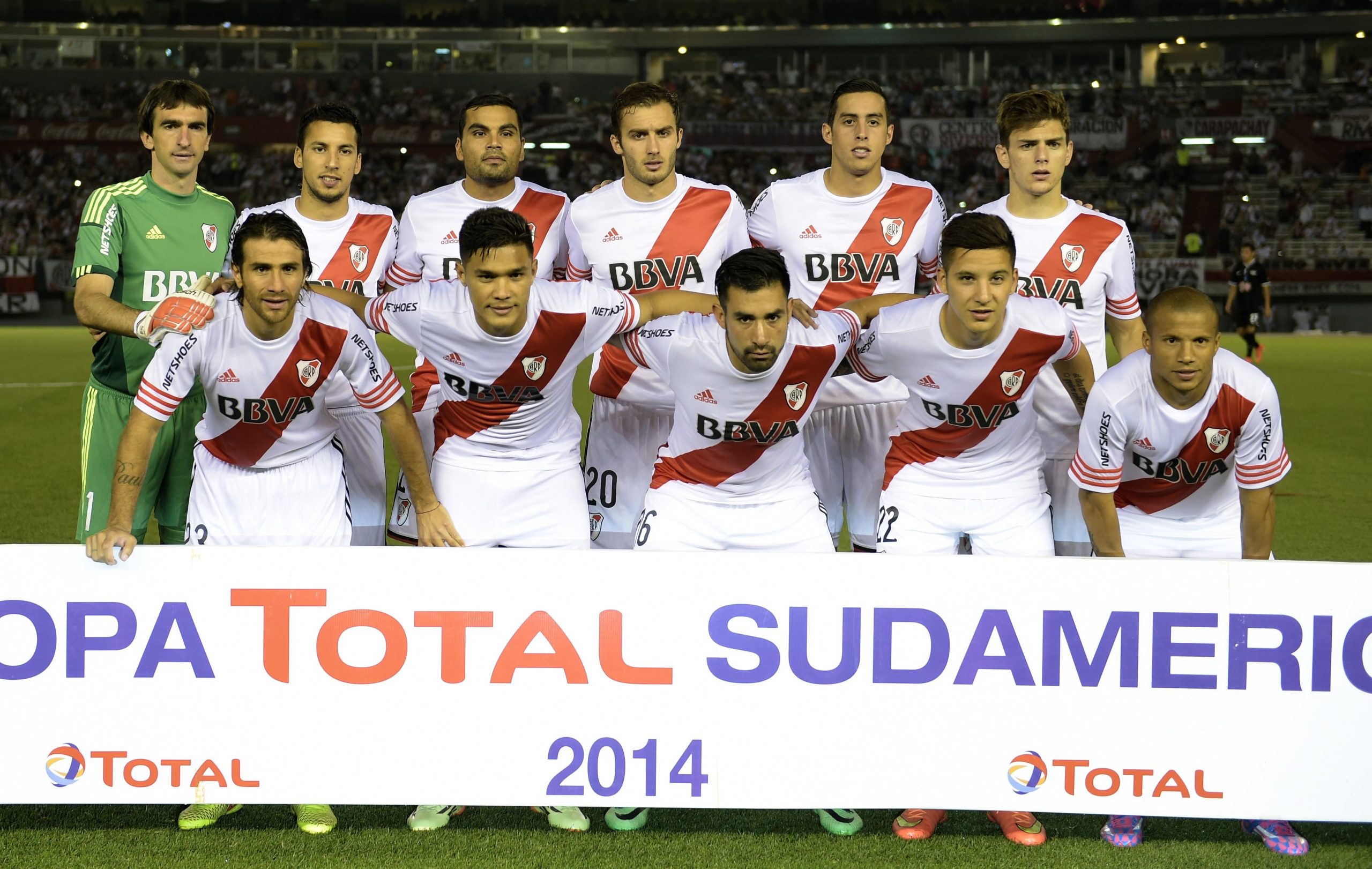 Argentina's River Plate pose before the start of their Copa Sudamericana 2014 round before the quarterfinals second leg football match against Paraguay's Libertad at the Monumental stadium in Buenos Aires, Argentina, on October 22, 2014. AFP PHOTO / Juan Mabromata (Photo credit should read JUAN MABROMATA/AFP via Getty Images)