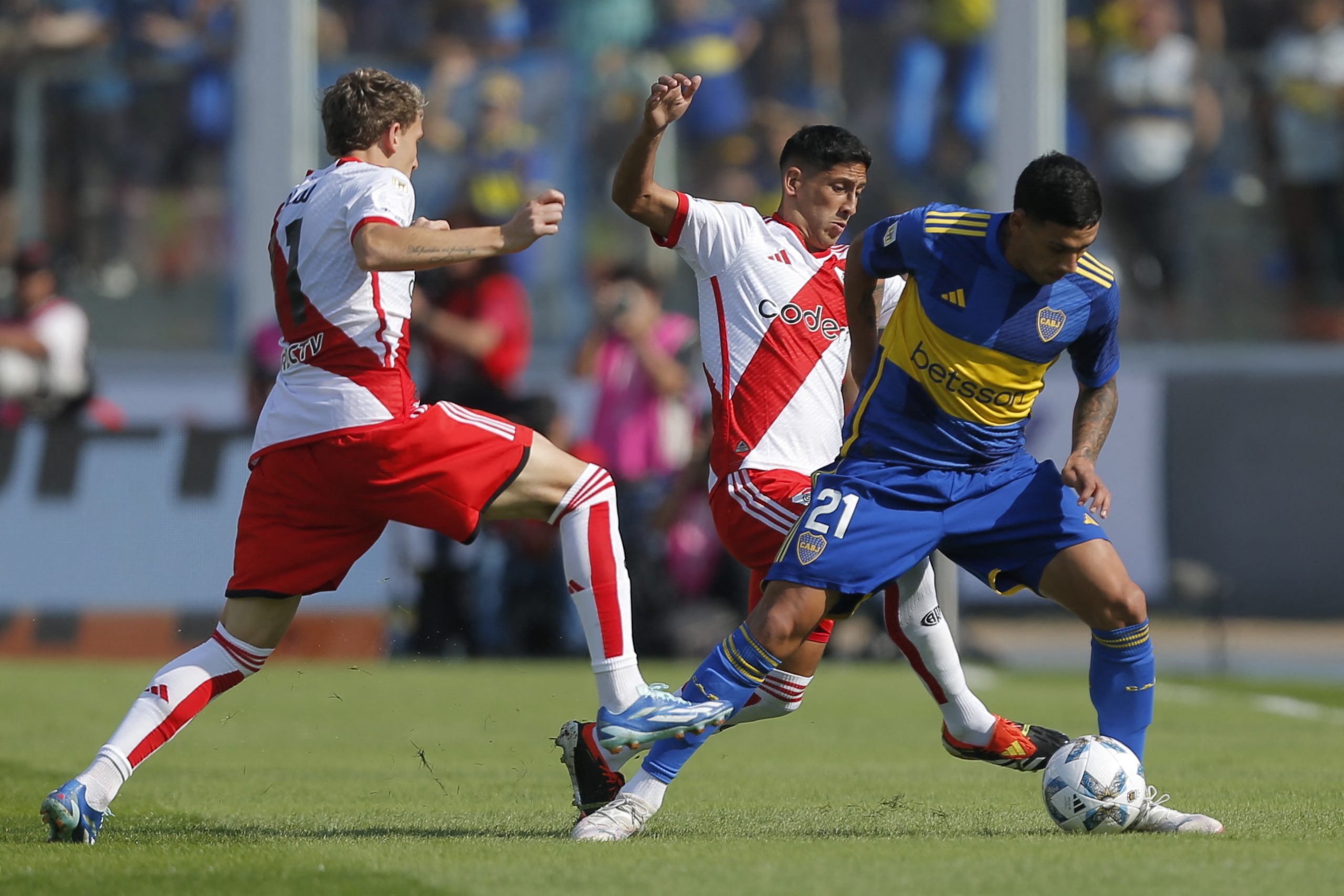 Boca Juniors' midfielder Ezequiel Fernandez Carballo (R) and River Plate's midfielder Rodrigo Aliendro (C) fight for the ball during the Argentine Professional Football League Cup quarter-final match between River Plate and Boca Juniors at the Mario Alberto Kempes Stadium in Cordoba, Argentina, on April 21, 2024. (Photo by Diego Lima / AFP) (Photo by DIEGO LIMA/AFP via Getty Images)