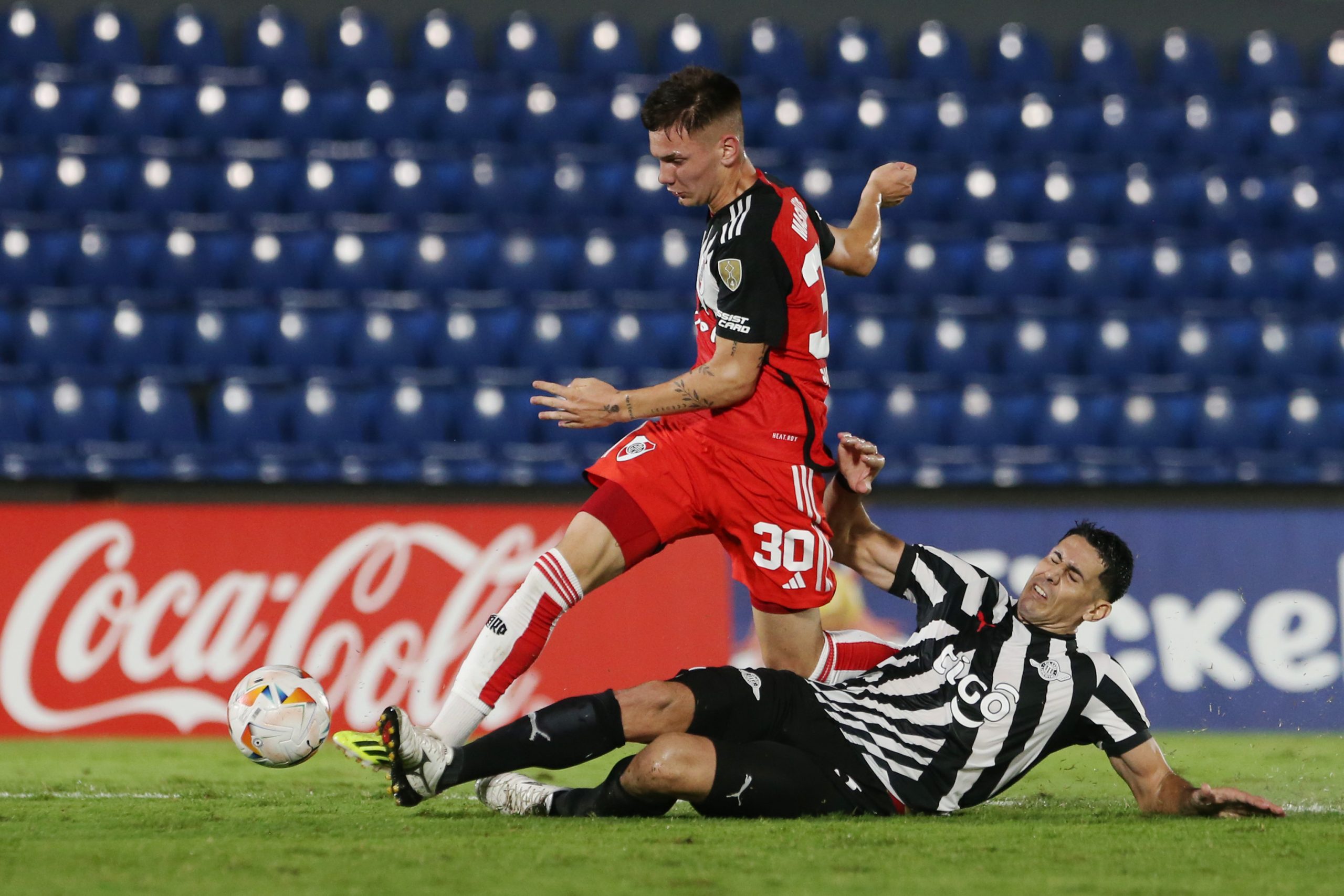 ASUNCION, PARAGUAY - APRIL 24: Franco Mastantuono of River Plate and Diego Viera of Libertad battle for the ball during a Copa CONMEBOL Libertadores 2024 Group H match between Libertad and River Plate at Estadio Defensores del Chaco on April 24, 2024 in Asuncion, Paraguay. (Photo by Christian Alvarenga/Getty Images)