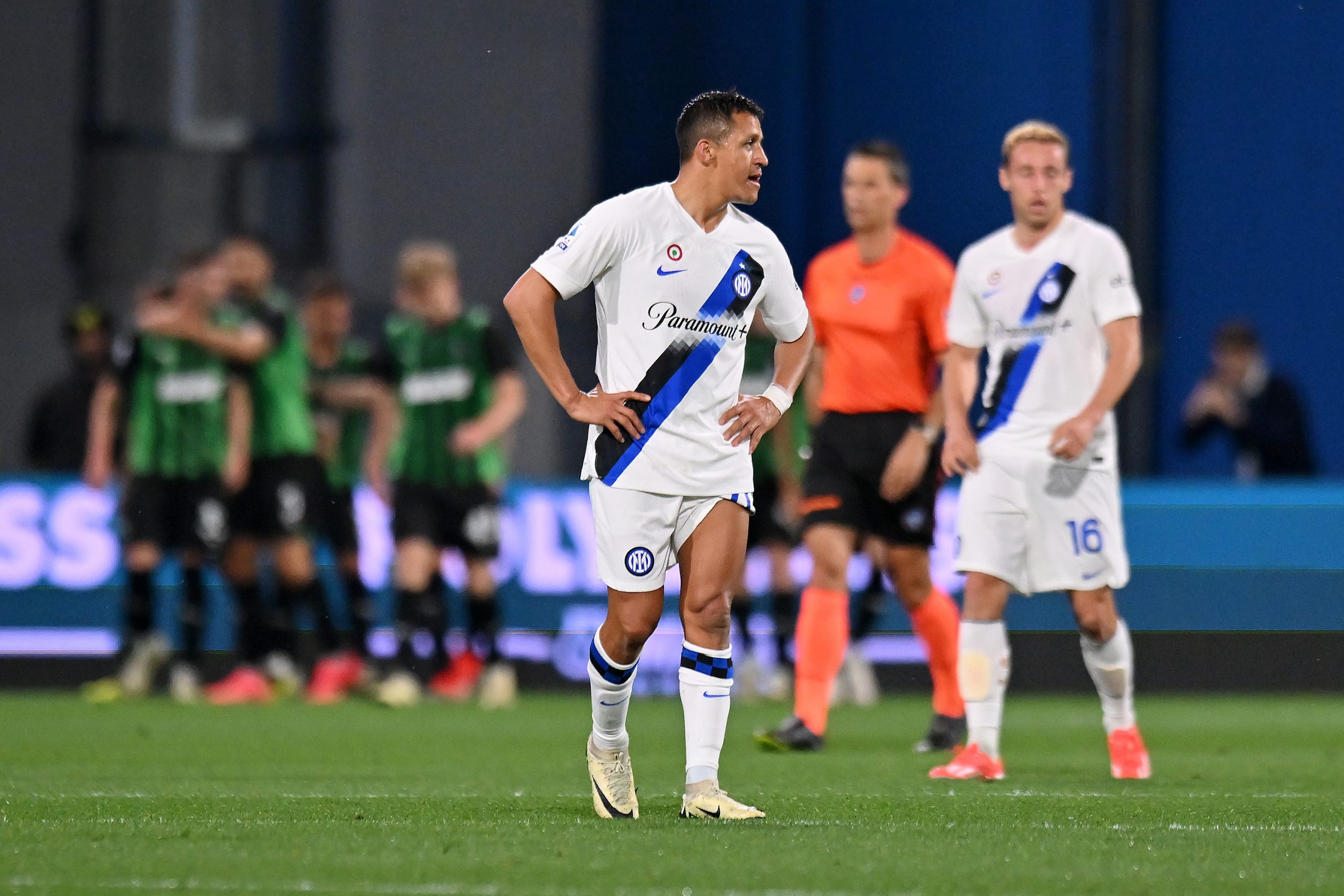 REGGIO NELL'EMILIA, ITALY - MAY 04: Alexis Sanchez of FC Internazionale reacts following US Sassuolo's first goal, scored by Armand Lauriente (not pictured) during the Serie A TIM match between US Sassuolo and FC Internazionale at Mapei Stadium - Citta' del Tricolore on May 04, 2024 in Reggio nell'Emilia, Italy. (Photo by Alessandro Sabattini/Getty Images)