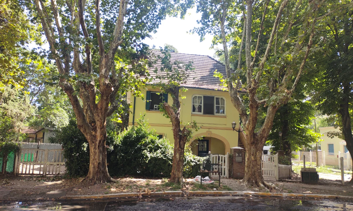 Las casas se destacan por el estilo neocolonial en sus construcciones más antiguas, mientras que las casas más modernas son una de una tipología de chalets americanos.