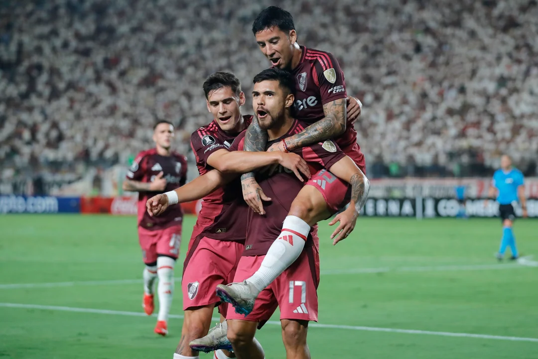 Martínez Quarta, Driussi y Paulo Díaz festejan el gol del chileno.