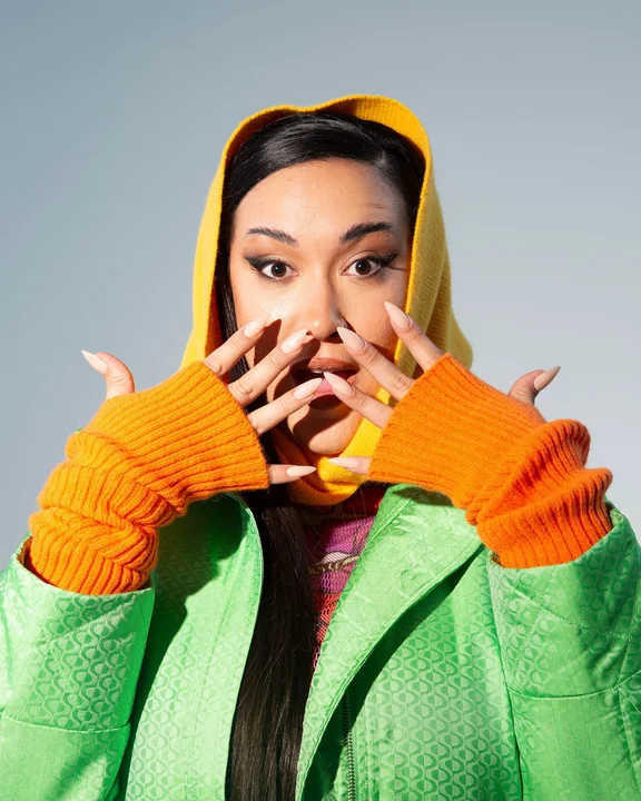 Carismática, versátil y en constante crecimiento, la “nueva referente” es una de las voces más reconocidas de su generación. Locutora, actriz y performer, dejó su huella en la radio y hoy es furor en plataformas digitales y el teatro porteño.