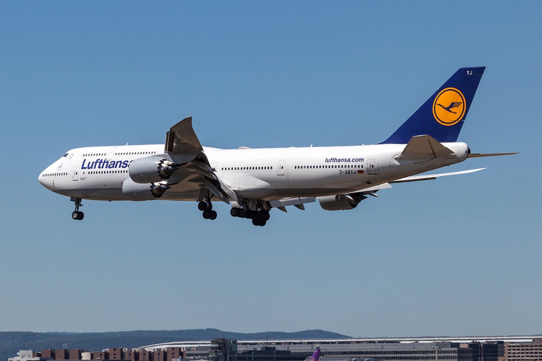 Jumbo 747-8 Jets Fly 2,000 Kilometers Empty to Refuel in South
