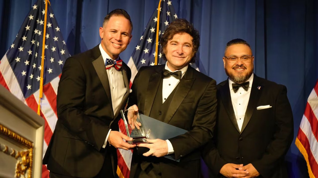 Milei parte a su viaje 14: juramento de Adorni, Miami, Nueva York y asunción en Bolivia