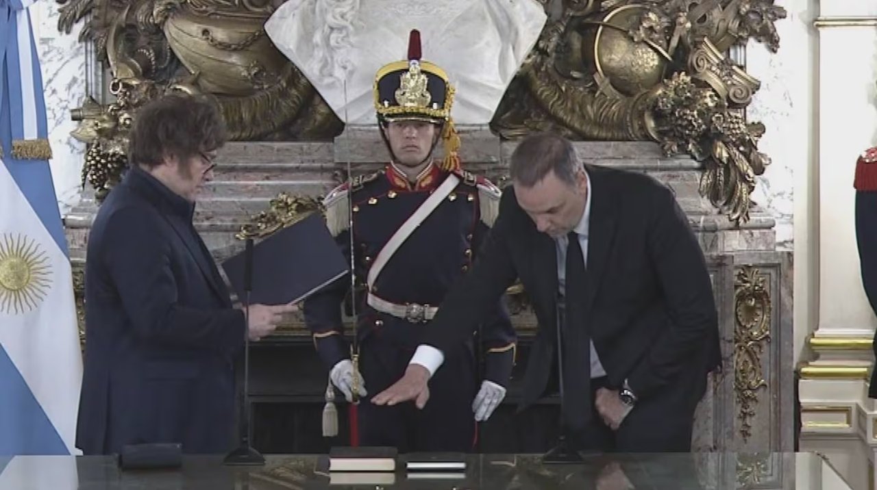 Javier Milei le tomó juramento como jefe de Gabinete a Manuel Adorni