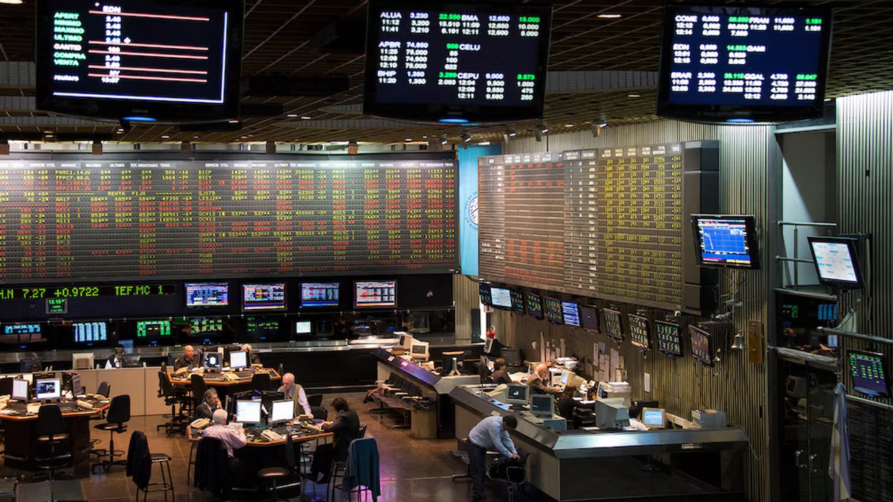 El riesgo país cae al nivel más bajo del año y el Gobierno se acerca al ansiado regreso a los mercados