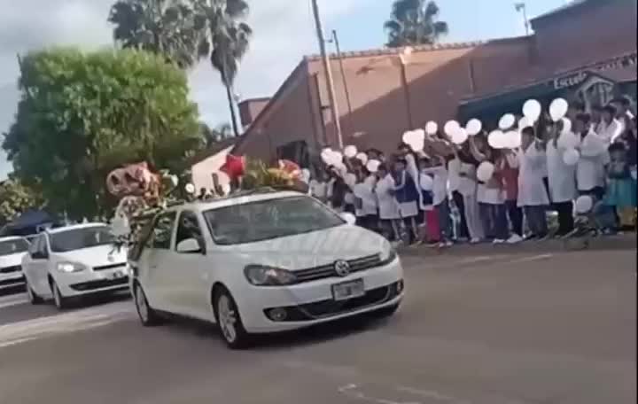 Con globos en alto, La Merced despidió a Tomás - Informate Salta