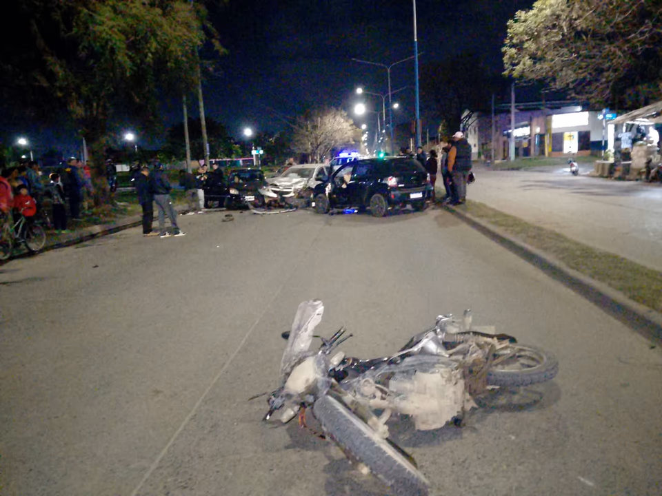 Choque múltiple en avenida Ejército del Norte: una moto sufrió un desperfecto y desencadenó el accidente