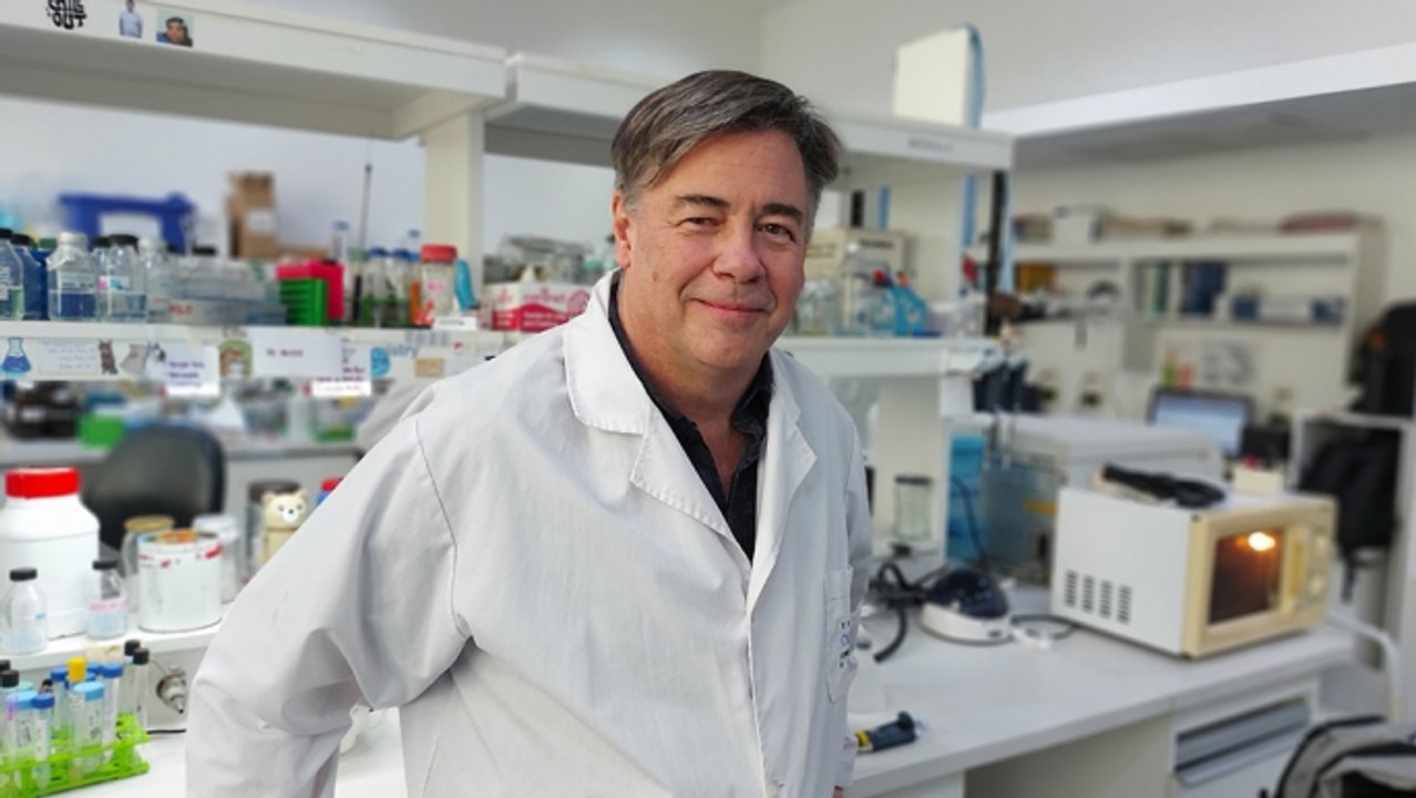 El investigador rosarino Alejandro Vila, referente mundial en resistencia bacteriana